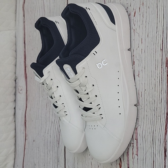 On Running THE ROGER White Sneakers Women's Size 9.5 NWOT - Picture 1 of 11